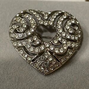 Vintage Rhinestone Cut Out Heart Brooch ♥️